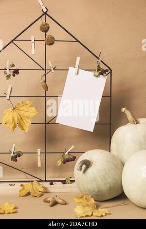 Herbstkomposition mit getrockneten Blättern, Beeren, Kürbissen und leerem Textetikett. Herbst, Herbst, Winter Konzept. Stockfoto