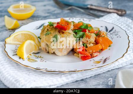 Gebratenes Hühnchen im Thai-Stil mit Süßkartoffeln, roten Paprika und Koriander Stockfoto