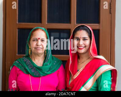 Porträt einer glücklichen indischen Familie. Stockfoto