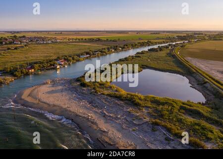Schöne Landschaften der Täler in der Nähe von Ravenna, Fiumi Uniti, wo der Fluss ins Meer fließt mit den typischen Fischerhütten bei Sonnenuntergang Stockfoto