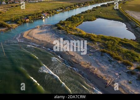 Schöne Landschaften der Täler in der Nähe von Ravenna, Fiumi Uniti, wo der Fluss ins Meer fließt mit den typischen Fischerhütten bei Sonnenuntergang Stockfoto