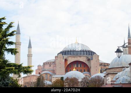 Blick auf die Hagia Sophia Moschee mit Minaretten. Die wichtigste Sehenswürdigkeit von Istanbul in der Türkei Stockfoto