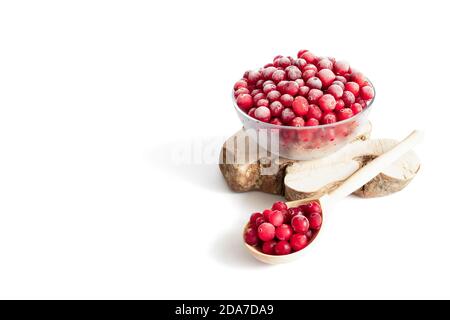 Gefrorene Preiselbeeren in einer Schüssel isoliert auf einem weißen Hintergrund. Vegetarische Bio-Lebensmittel. Leerzeichen für Text. Stockfoto