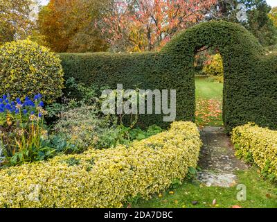 Hedge Garden mit Arch, Englefield House Garden, Englefield Estate, Englefield, Berkshire, England, Großbritannien, GB. Stockfoto