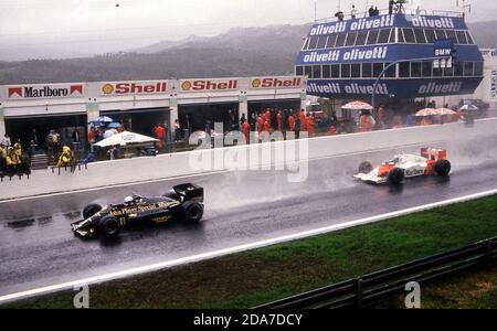 Elio de Anegis Lotus-Renault führt Alain Prost im Mvlaren-Tag beim Großen Preis von Portugal 1985 Estoril an. Stockfoto