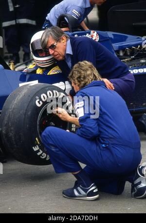 Ken Tyrrell gibt Martin Brundle beim Großen Preis von Portugal 1985 Anweisungen. Stockfoto