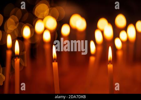 Schöne Gruppe von Kerzen während Diwali Festival Nacht mit Licht Bokeh Hintergrund beleuchtet. Konzept für Urlaub, festliche Feier, chanukka, weihnachten Stockfoto