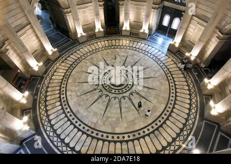 Kalkutta, Indien. November 2020. Nur wenige Besucher, die die Victoria Memorial Hall of Kalkutta betreten, öffnen nach siebenmonatiger Schließung aufgrund der COVID-Pandemie wieder. (Foto von Suraranjan Nandi/Pacific Press) Quelle: Pacific Press Media Production Corp./Alamy Live News Stockfoto