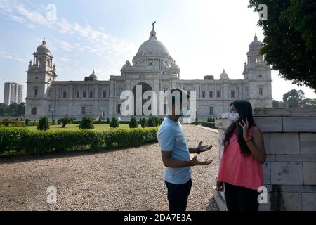 Kalkutta, Indien. November 2020. Ein Paar in der Victoria Memorial Hall in Kalkutta, nach siebenmonatiger Schließung wegen COVID Pandemie wieder geöffnet. (Foto von Suraranjan Nandi/Pacific Press) Quelle: Pacific Press Media Production Corp./Alamy Live News Stockfoto