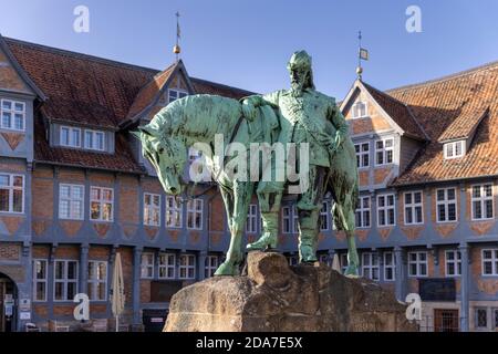 August der Jüngere war ein mittelalterlicher Herzog in Wolfenbüttel, Niedersachsen. Seine Statue steht vor dem Rathaus auf dem Stadtplatz. Stockfoto
