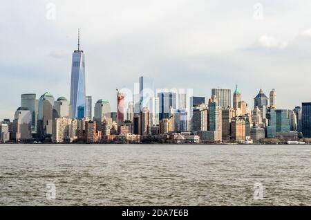 Futuristische Gebäude, Wolkenkratzer und Türme. Die größte Metropolregion der Welt. Aufnahme von Ellis Island. New York City, USA Stockfoto