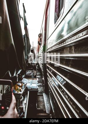 Maeklong Bahnmarkt in Thailand, in der Nähe von Bangkok. Das Bild wurde aufgenommen, als der Zug durch den Markt fuhr. Stockfoto