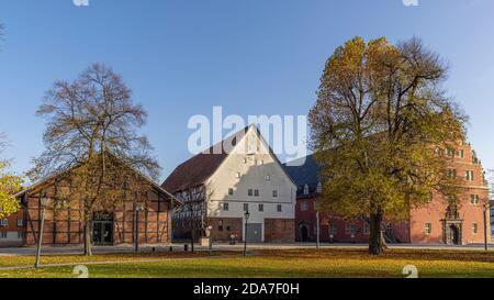 Wolfenbüttel Rüstkammer ist eines der historischen Gebäude in der Nähe des Stadtplatzes, neben dem mittelalterlichen Schloss. Das Äußere des Gebäudes wurde 2020 neu gestrichen. Stockfoto