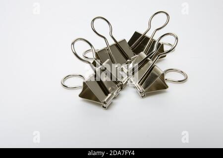 Chrome fertig Bulldog Clip Stillleben Schuss gegen einen schlichten weißen Hintergrund macht es einfacher, als Ausschnitt zu verwenden.. 12. Januar 2009. Foto: Neil Turner Stockfoto