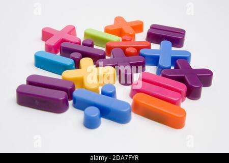 Bunte Kunststoff Kühlschrank Magnet Stil Zahlen und Symbole noch Leben vor einem schlichten weißen Hintergrund geschossen macht es einfacher, als Ausschnitt zu verwenden.. 12. Januar 2009. Foto: Neil Turner Stockfoto