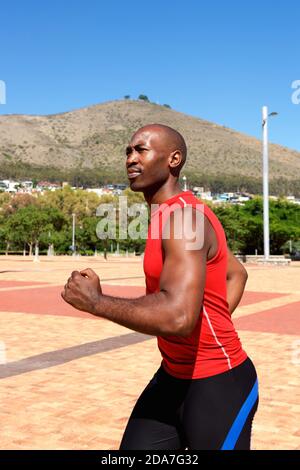 Seitenportrait von fit jungen afrikanischen Sportler joggen im Freien an Der Park Stockfoto