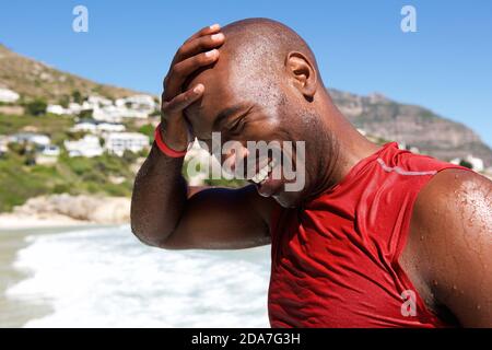 Nahaufnahme Porträt von glücklichen jungen afrikanischen Mann an der Strand nach dem Schwimmen Stockfoto