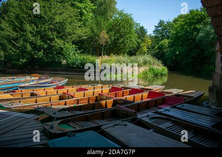 Boote von Magdalen Bridge Boathouse auf dem Cherwell in Oxford dockten viele Boote in Reihen aneinander. Helle und bunte Gruppe von langen Booten Stockfoto