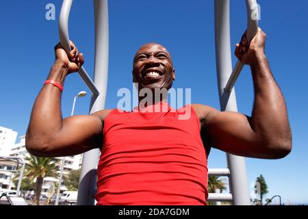 Portrait of african man doing Pull-up-Übung Training im Freien Stockfoto