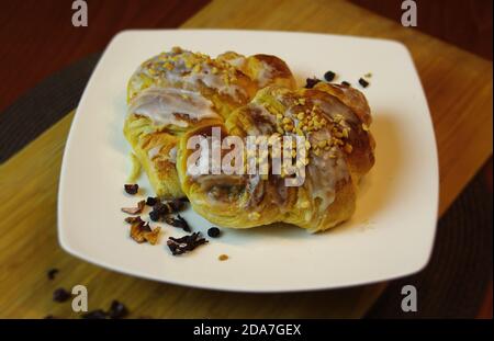 Rogal Swietomarcinski süßes Gebäck. Traditionelle polnische St. Martins-Kuchen. Typische Poznan Bäckerei. November regionale Küche. Stockfoto