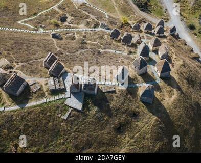 Mittelalterliche Nekropole Stadt der Toten in den Bergen des Kaukasus. Nordossetien. Luftaufnahme auf einer Drohne. Stockfoto