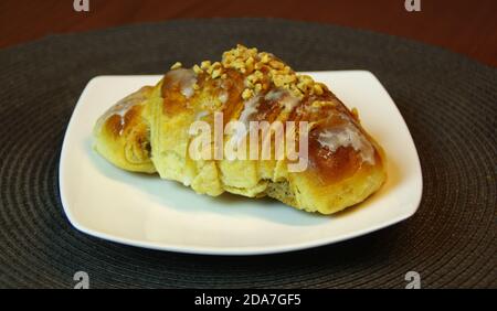 Rogal Swietomarcinski süßes Gebäck. Traditionelle polnische St. Martins-Kuchen. Typische Poznan Bäckerei. November regionale Küche. Stockfoto