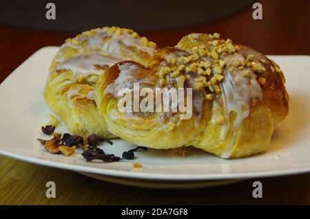 Rogal Swietomarcinski süßes Gebäck. Traditionelle polnische St. Martins-Kuchen. Typische Poznan Bäckerei. November regionale Küche. Stockfoto