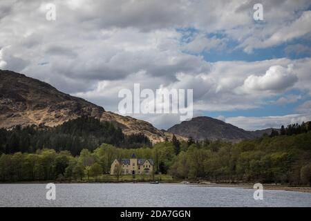 Glenfinnan House Hotel mit Blick auf Loch Shiel, Glenfinnan, Schottland. Stockfoto