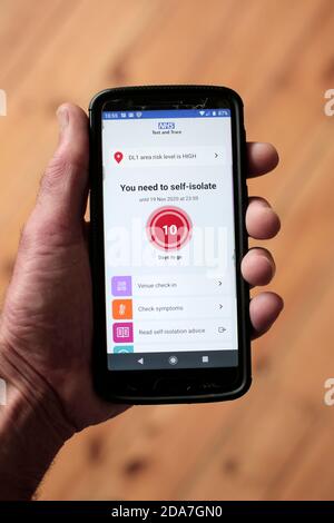 Die NHS Test and Trace App blinkt eine Selbstisolierung Warnung auf einem Smartphone. 10/11/2020. Foto: Stuart Boulton. Stockfoto