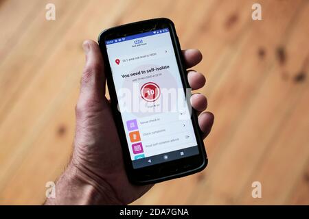 Die NHS Test and Trace App blinkt eine Selbstisolierung Warnung auf einem Smartphone. 10/11/2020. Foto: Stuart Boulton. Stockfoto