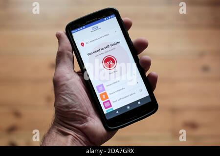 Die NHS Test and Trace App blinkt eine Selbstisolierung Warnung auf einem Smartphone. 10/11/2020. Foto: Stuart Boulton. Stockfoto