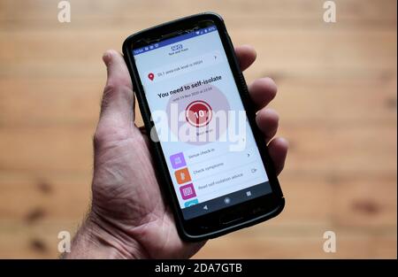 Die NHS Test and Trace App blinkt eine Selbstisolierung Warnung auf einem Smartphone. 10/11/2020. Foto: Stuart Boulton. Stockfoto