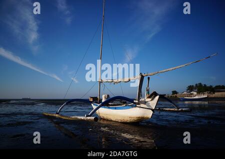 Traditionelle Fischereifahrzeuge, die immer noch traditionelle Fanggeräte verwenden, ist dieses Boot aus Holz, das gegen Meerwasser resistent ist. Stockfoto