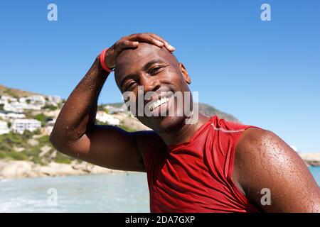 Nahaufnahme Porträt von fröhlichen jungen afro afrikanischen Kerl an Der Strand nach dem Schwimmen Stockfoto