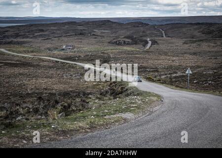 Blickrichtung Blick nördlich einer schmalen, kurvenreichen und hügeligen Straße auf der Applecross-Halbinsel - leer apert für ein einbahniges Auto und Motorrad, Schottland. Stockfoto