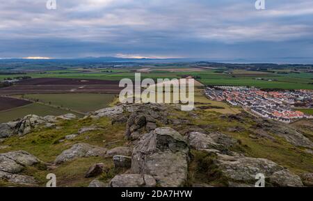 Berwick Law, East Lothian, Schottland, Vereinigtes Königreich, 10. November 2020. UK Wetter: Dämmerung Blick von der Spitze des Berwick Law, ein vulkanischer Stecker, an einem bewölkten Tag. Der Blick nach Westen auf die markante Kontur von Edinburgh Stockfoto