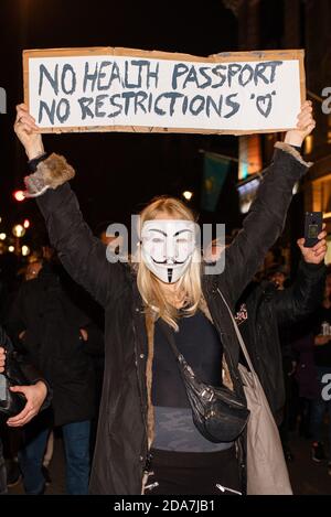 London, Vereinigtes Königreich - 5. November 2020: Anti-Lockdown-Demonstranten versammeln sich in London beim Millionen-Maske-Marsch. Stockfoto