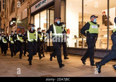 London, Vereinigtes Königreich - 5. November 2020: Anti-Lockdown-Demonstranten versammeln sich in London beim Millionen-Maske-Marsch. Stockfoto