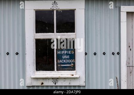 Hinweis im Fenster eines Wellblechgebäudes in den West Highlands von Schottland, der fordert: "Hippies benutzen Hintertür, keine Ausnahmen". Stockfoto