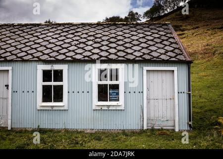 Hinweis im Fenster eines Wellblechgebäudes in den West Highlands von Schottland, der fordert: "Hippies benutzen Hintertür, keine Ausnahmen". Stockfoto