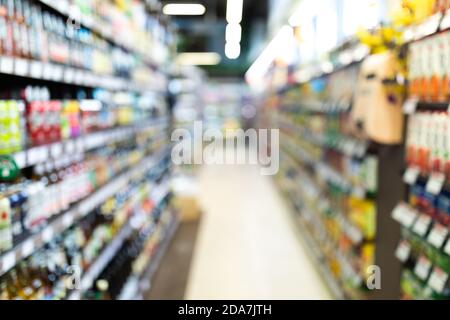 Supermarkt Gang Hintergrund, Lebensmittelgeschäft Defokussed Schuss Mit Bunten Regalen Stockfoto