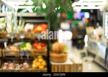 Verschwommene Supermarkt Gang Hintergrund Der Gemüse-Abteilung Im Lebensmittelgeschäft Stockfoto