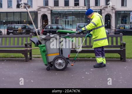 Glasgow, Schottland, Großbritannien. November 2020. Wetter in Großbritannien. Ein Straßenputzer bei der Arbeit in George Square. Kredit: Skully/Alamy Live Nachrichten Stockfoto