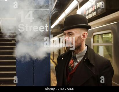 Kerl Rauchen In New York U-Bahn Stockfoto