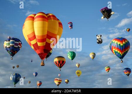 Bunte Heißluftballons im Flug, Masse Himmelfahrt, Albuquerque International Balloon Fiesta, Albuquerque, New Mexico USA Stockfoto