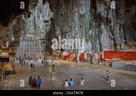 Kuala Lumpur, Malaysia, Februar 2016. Touristen in den Batu Höhlen. Stockfoto