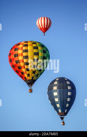 Bunte Heißluftballone in der Luft, Masse Himmelfahrt, Albuquerque International Balloon Fiesta, Albuquerque, New Mexico USA Stockfoto