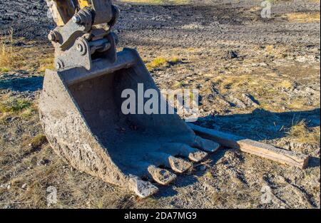 Eine große schwere Bulldozer Schaufel im Schmutz sitzen Auf einer Baustelle Stockfoto