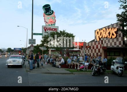 Porkys Drive-in-Restaurant mit einem Neonschild eines Schweins in einem Hut auf der University Avenue in Saint Paul, Minnesota. Stockfoto