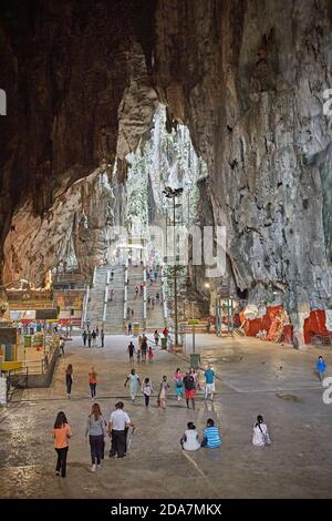 Kuala Lumpur, Malaysia, Februar 2016. Touristen in den Batu Höhlen. Stockfoto